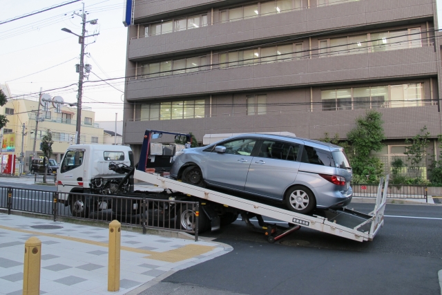 レッカーされる車